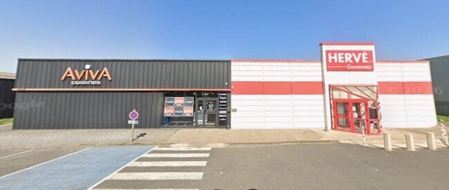 Plus de détails pour 26 Rue Des Vignes, Saint-Germain-du-Puy - Local commercial à louer