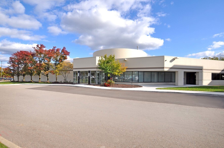 34555 W 12 Mile Rd, Farmington Hills, MI à vendre - Photo de l’immeuble – Image 1 sur 10