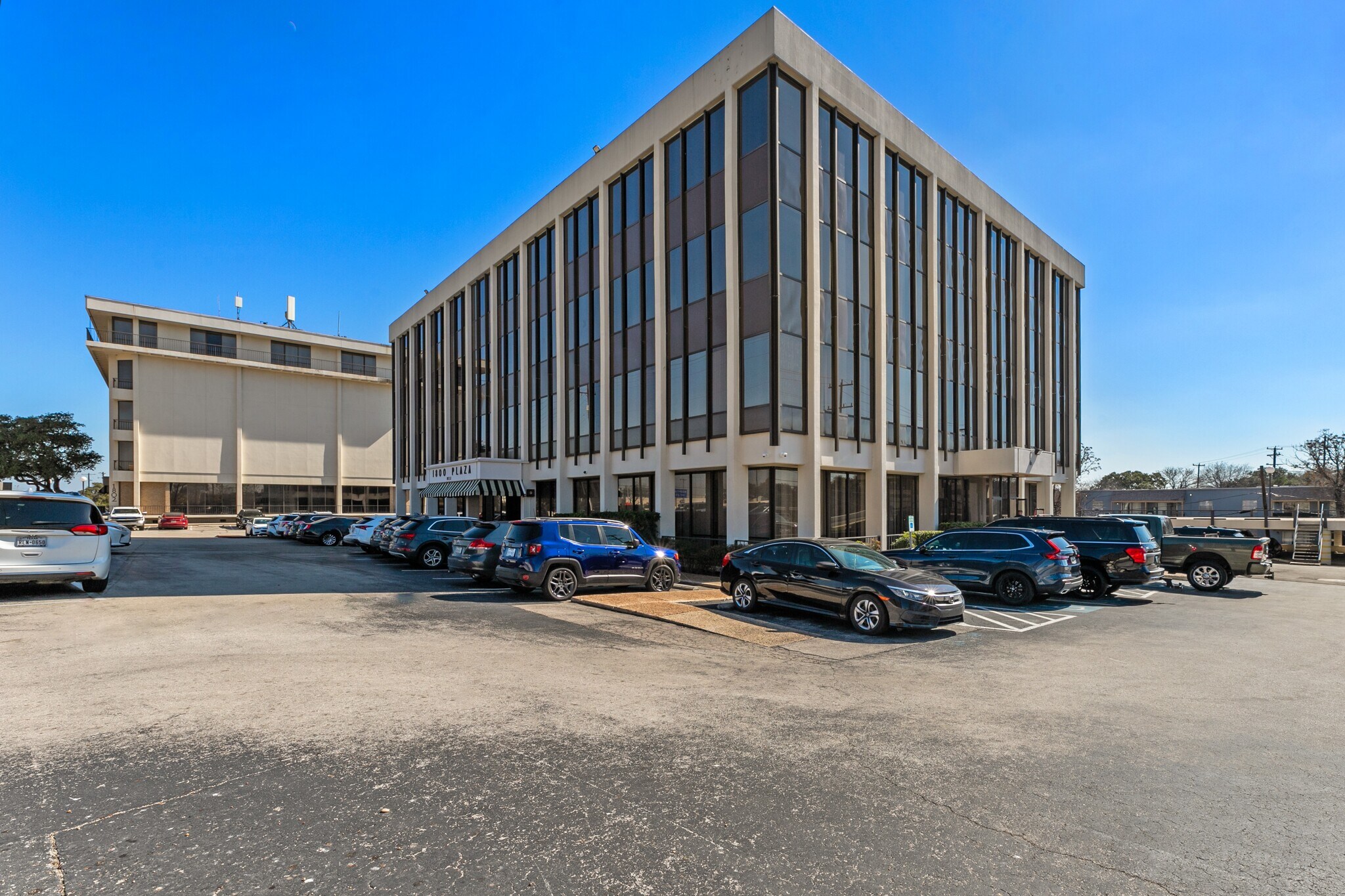 Plaza Towers | Value-Add Offices portefeuille de 2 biens à vendre sur LoopNet.fr Photo de l’immeuble– Image 1 sur 20
