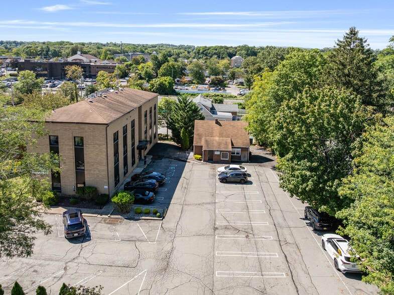 7 Elmwood Dr, New City, NY à louer - Photo de l’immeuble – Image 2 sur 19