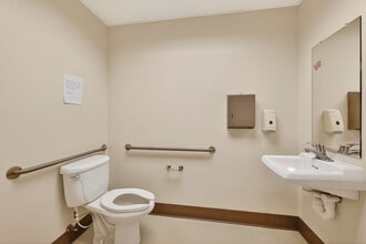 17000 W North Ave, Brookfield, WI à louer Photo intérieure– Image 2 sur 16