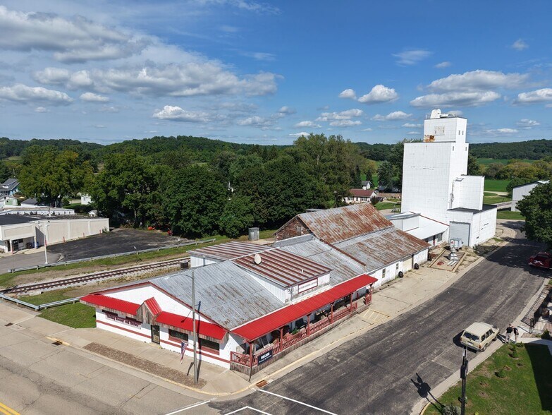 1009 Mills St, Black Earth, WI à vendre - Photo de l’immeuble – Image 3 sur 22