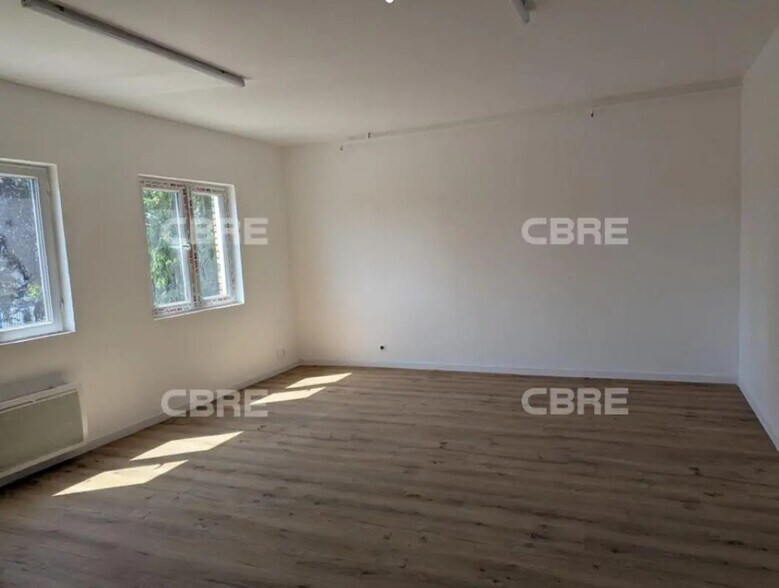 Bureau dans Mareuil-lès-Meaux à louer - Photo de l’immeuble – Image 3 sur 6