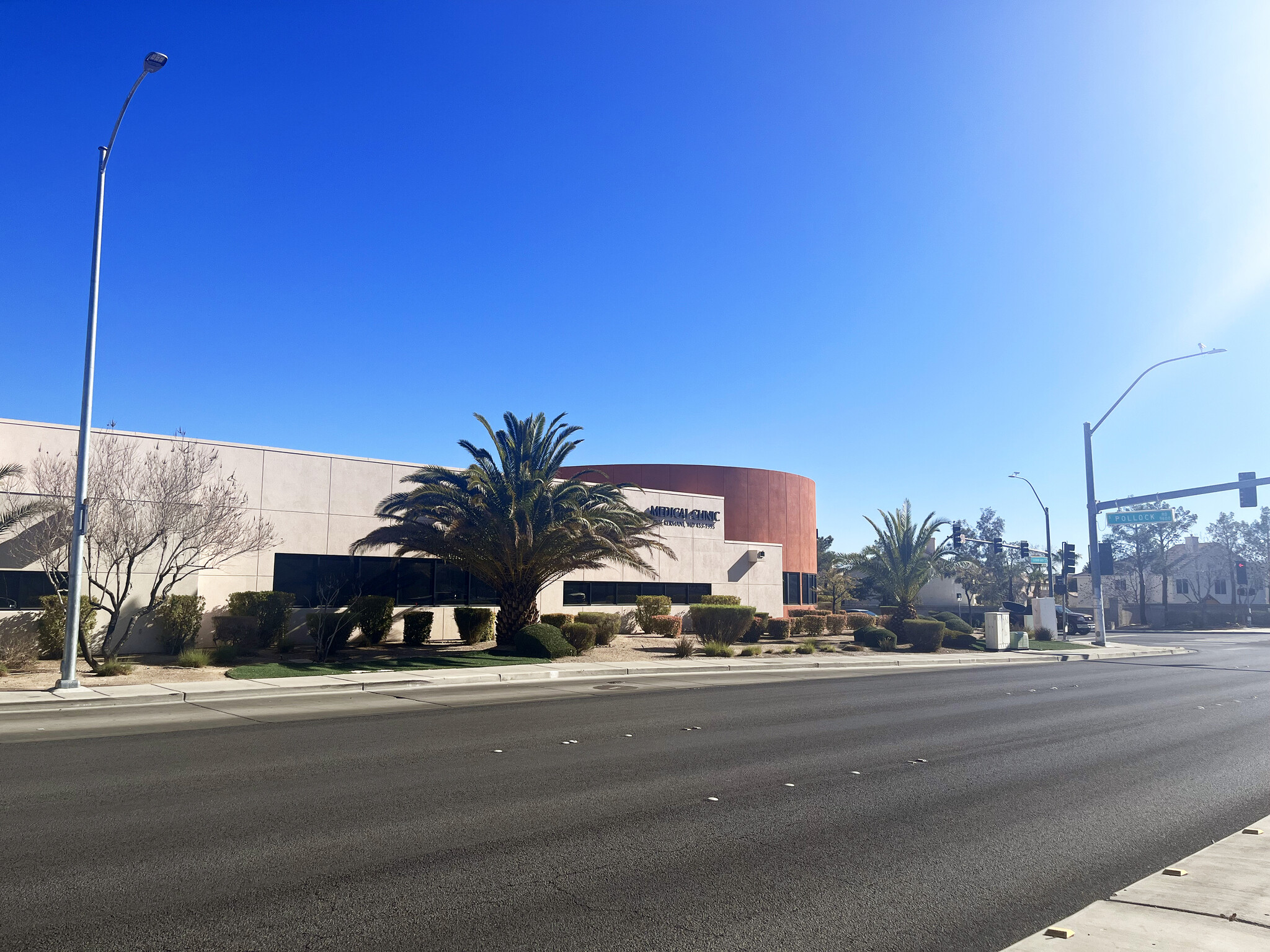 700 E Silverado Ranch Blvd, Las Vegas, NV à louer Photo de l’immeuble– Image 1 sur 8