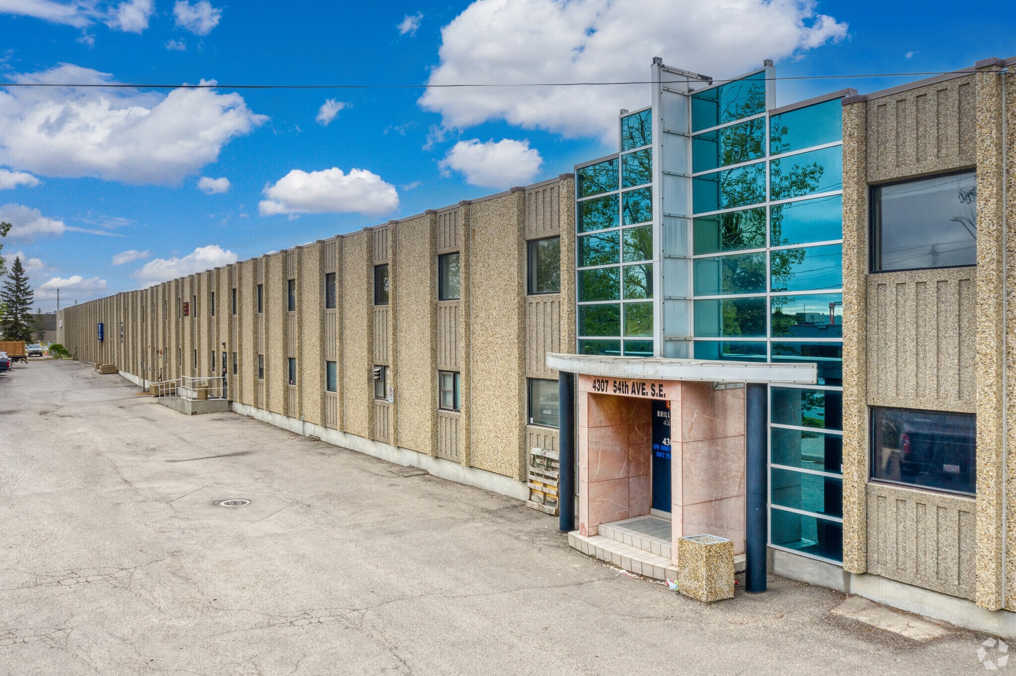 4357 54 Av SE, Calgary, AB à louer Photo principale– Image 1 sur 15