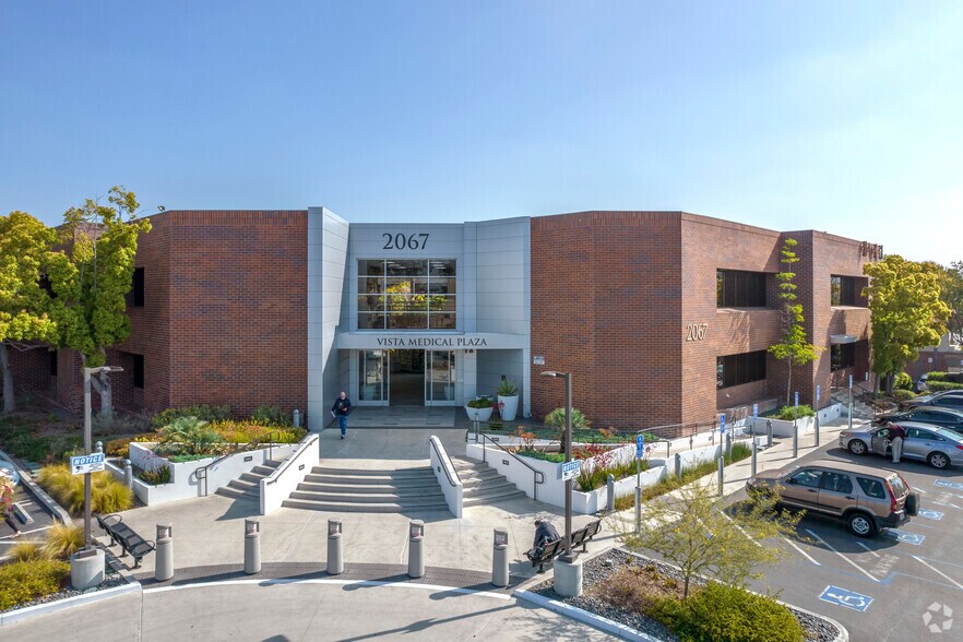 2067 W Vista Way, Vista, CA à louer - Photo de l’immeuble – Image 3 sur 10