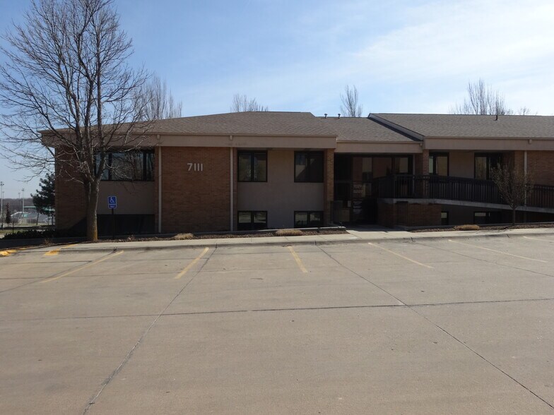 7111 A St, Lincoln, NE à louer - Photo de l’immeuble – Image 1 sur 11