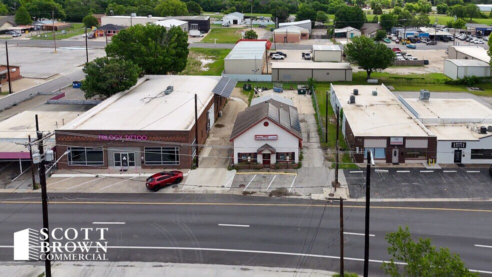 711 S Elm St, Denton, TX à louer - Photo de l’immeuble – Image 3 sur 13