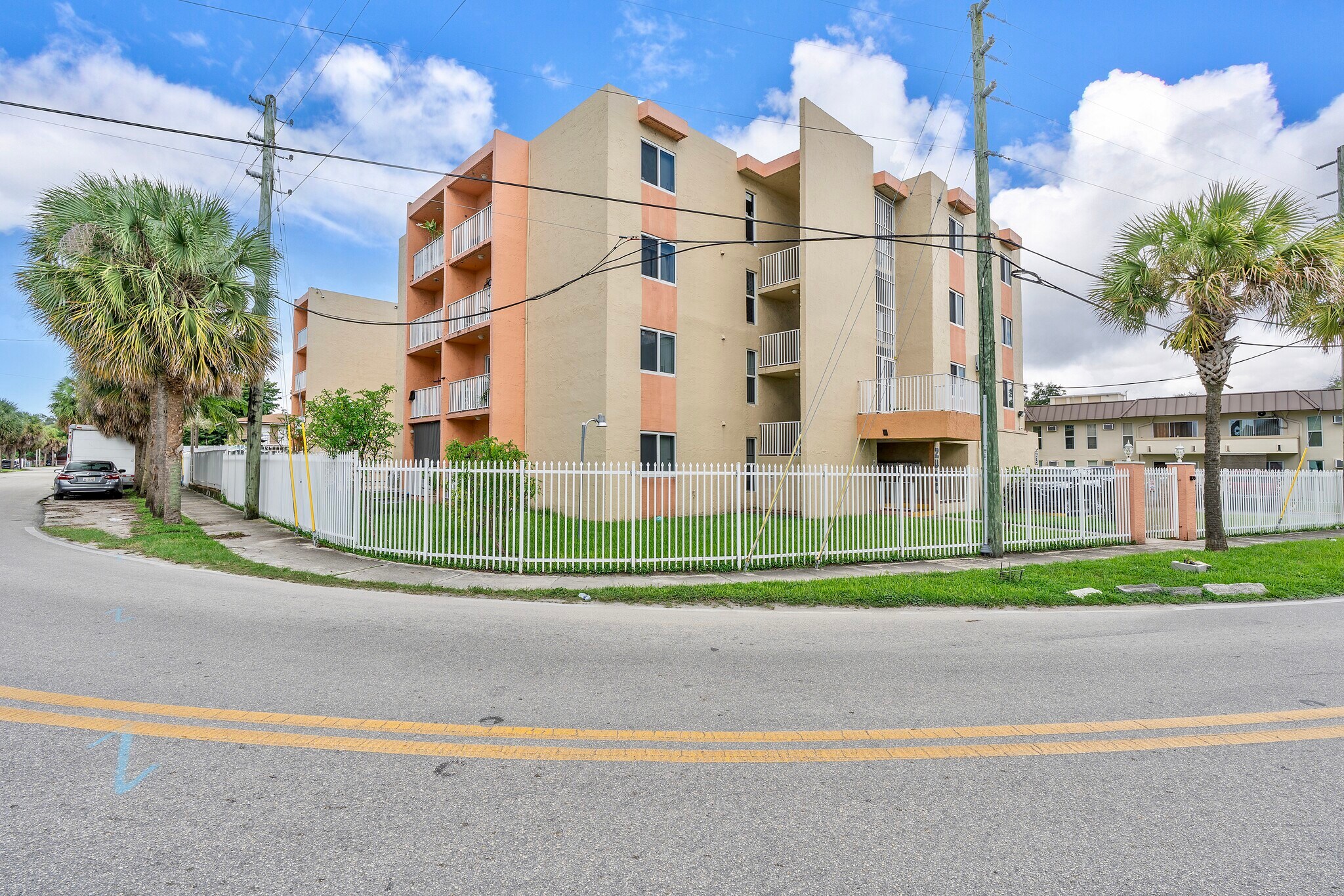 2400 NW 16th Street Rd, Miami, FL à vendre Photo principale– Image 1 sur 45