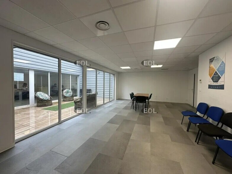 Local d’activités dans Bouc-Bel-Air à louer - Photo de l’immeuble – Image 2 sur 5