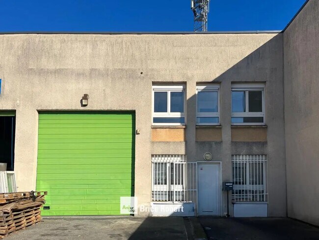 Plus de détails pour 41 Avenue De La République, Vénissieux - Bureau, Local d'activités à louer