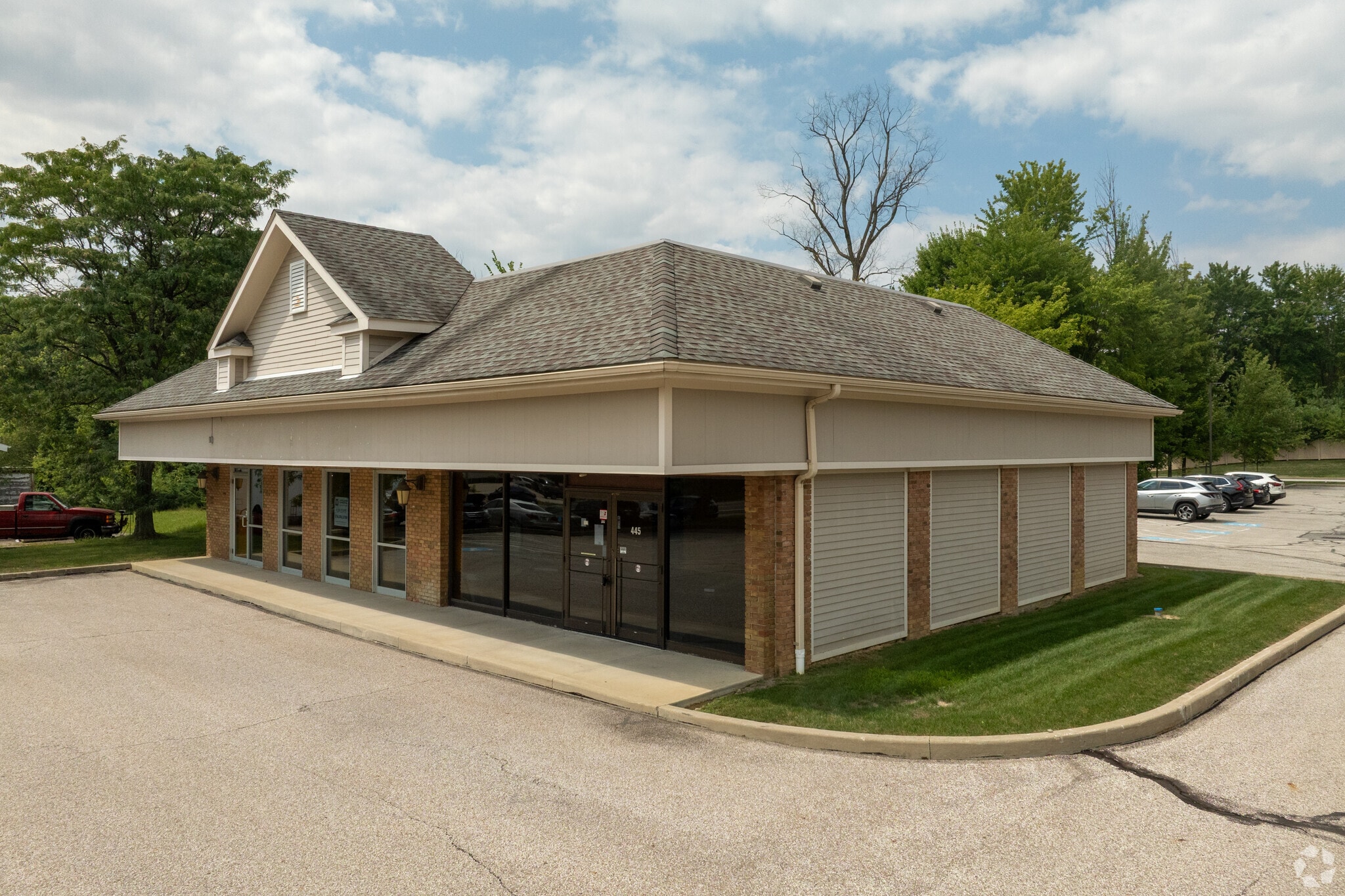 445 Aurora Rd, Sagamore Hills, OH à louer Photo principale– Image 1 sur 7