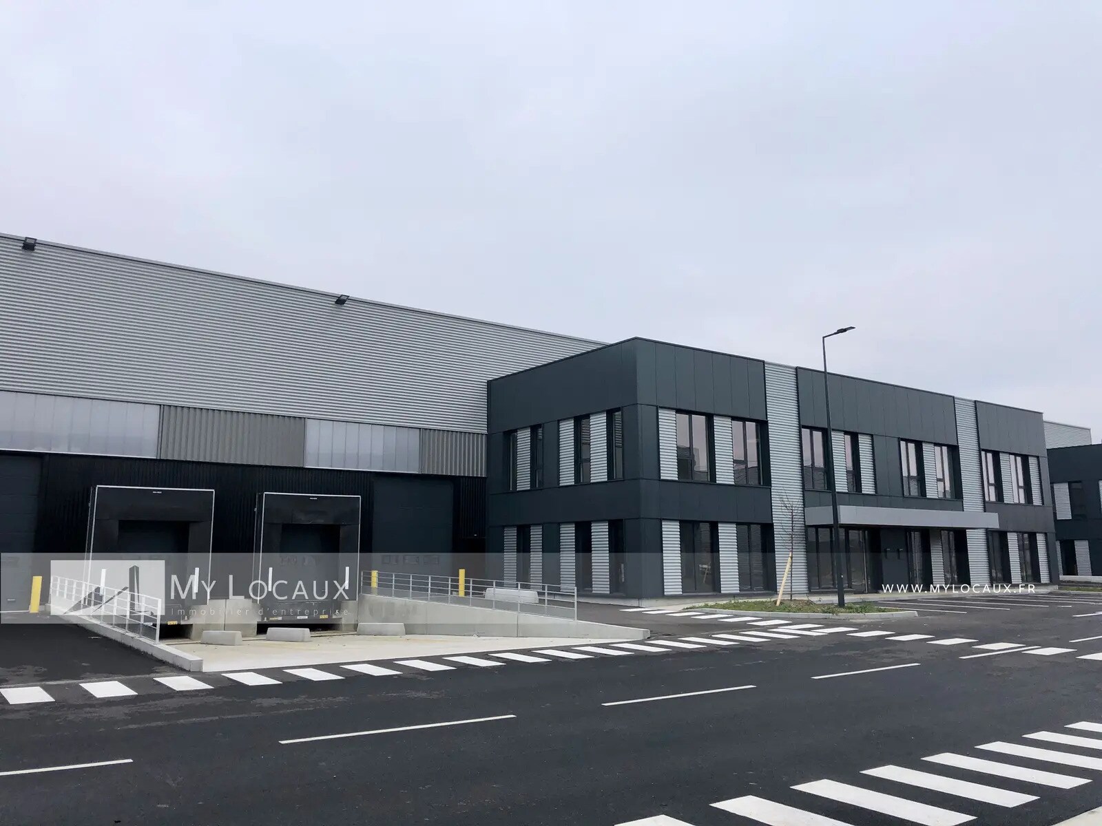 51 Rue Du Commandant Rolland, Le Bourget à louer Photo de l’immeuble– Image 1 sur 10