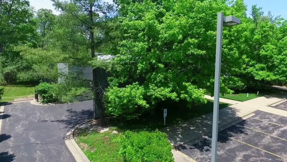 950-990 Corporate Woods Pky, Vernon Hills, IL à louer - Vidéo sur l’annonce professionnelle – Image 2 sur 28