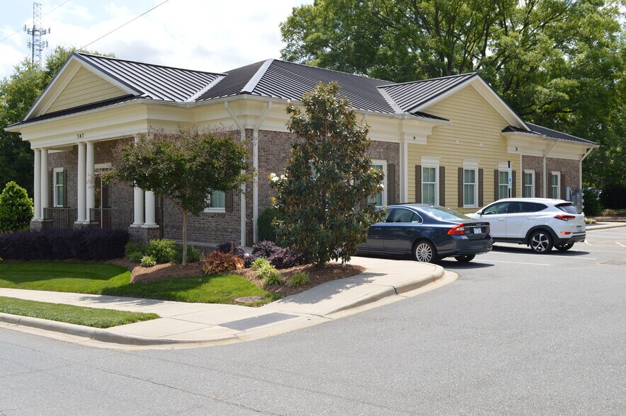 547 W Charles St, Matthews, NC à louer - Photo de l’immeuble – Image 2 sur 7