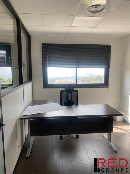Bureau dans La Ciotat à louer - Photo intérieure – Image 2 sur 5
