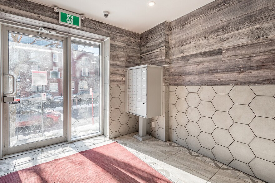 1085 St Berri, Montréal, QC à vendre - Hall d’entrée – Image 3 sur 5
