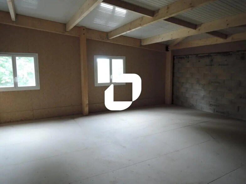 Local d’activités dans Croissy-Beaubourg à louer - Photo de l’immeuble – Image 3 sur 3