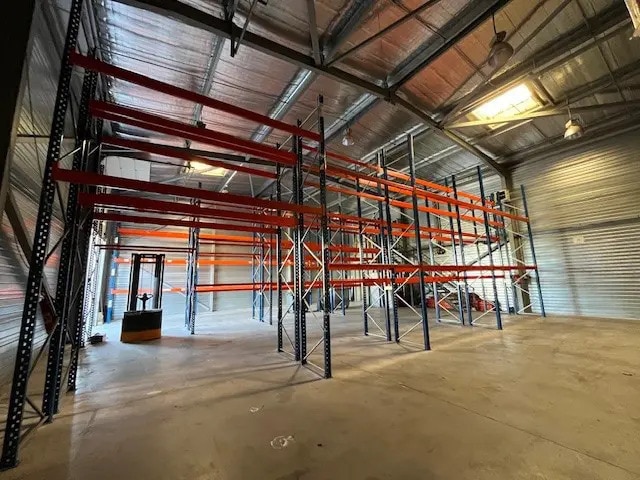 Local d’activités dans Saint-Raphaël à louer - Photo intérieure – Image 2 sur 3