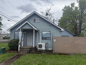 215 S 19th St, Springfield, OR à louer Photo intérieure– Image 1 sur 11