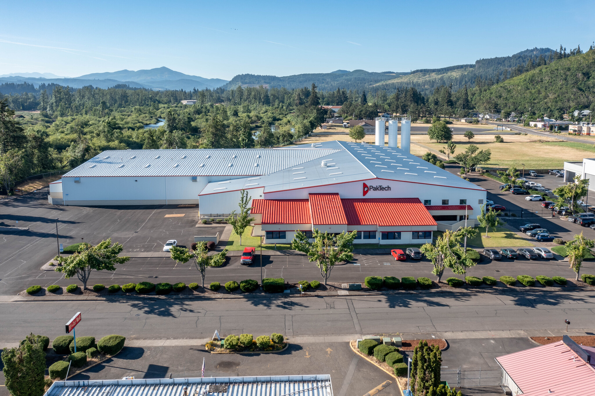 230 E Davidson Ave, Cottage Grove, OR à louer Photo de l’immeuble– Image 1 sur 6