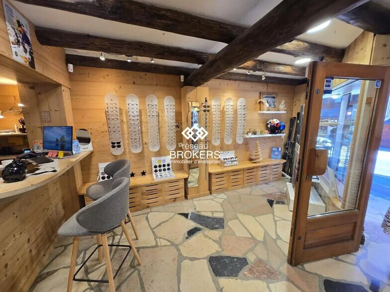 Local commercial dans La Clusaz à louer - Photo de l’immeuble – Image 2 sur 4