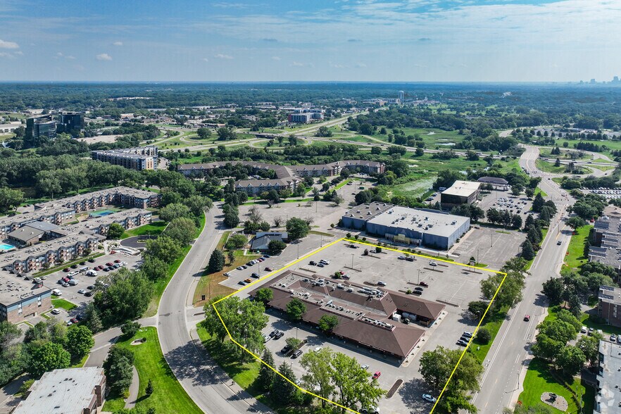 30 Nathan Ln, Plymouth, MN à louer - Aérien – Image 2 sur 13