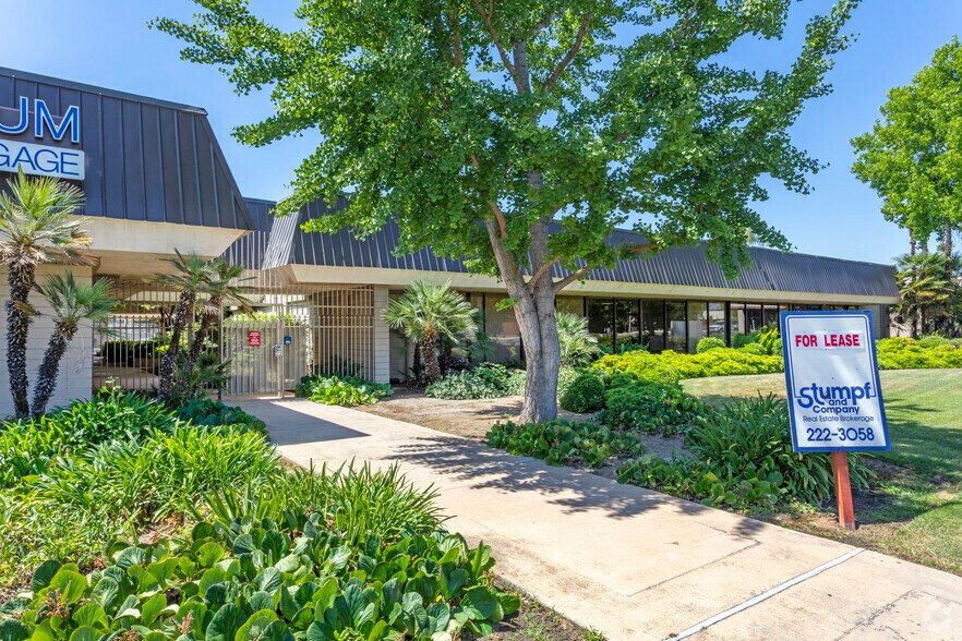 1625 E Shaw Ave, Fresno, CA à louer - Photo de l’immeuble – Image 2 sur 7