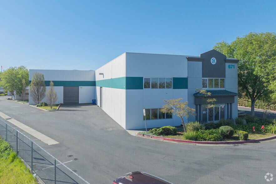 671 Willow Pass Rd, Pittsburg, CA à louer - Photo principale – Image 2 sur 27