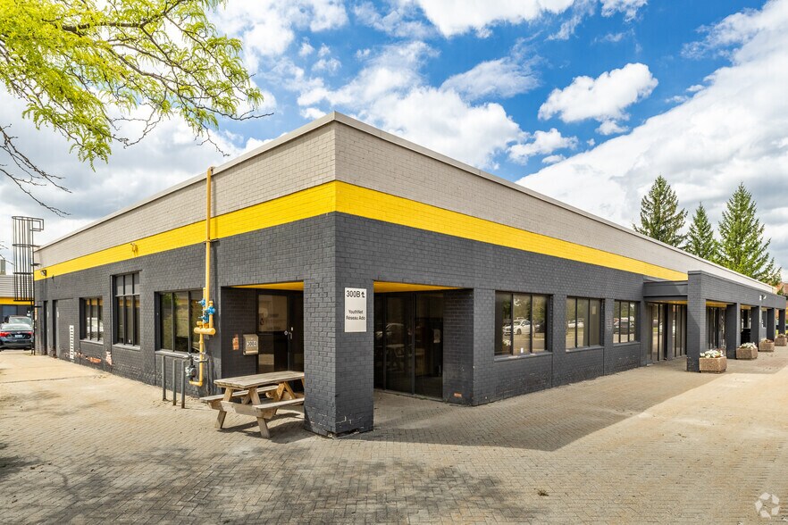 2305 St Laurent Blvd, Ottawa, ON à louer - Photo de l’immeuble – Image 2 sur 3