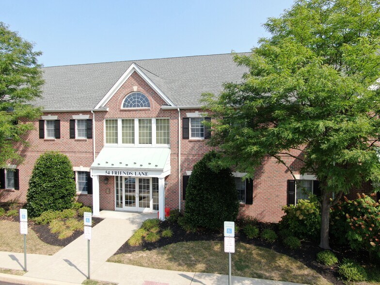 54 Friends Ln, Newtown, PA à vendre - Photo de l’immeuble – Image 2 sur 15