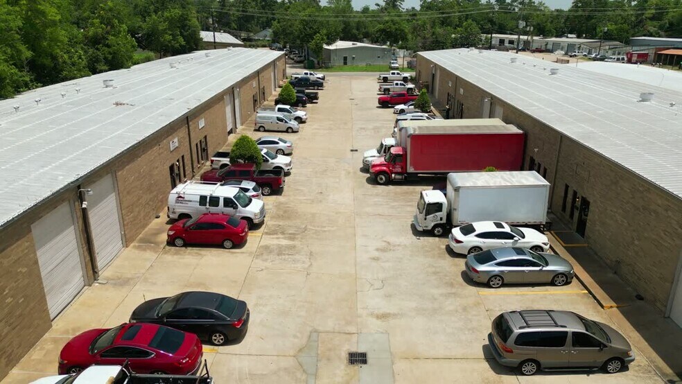 9135 Spring Branch Dr, Houston, TX à louer - Vidéo sur l’annonce professionnelle – Image 3 sur 7
