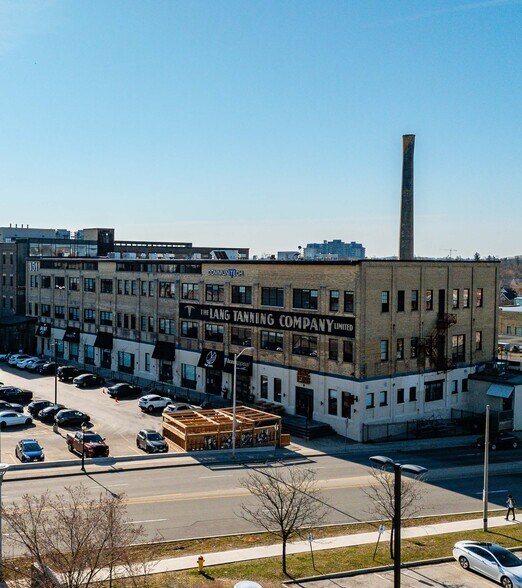 121-151 Charles St W, Kitchener, ON à louer - Photo de l’immeuble – Image 2 sur 13