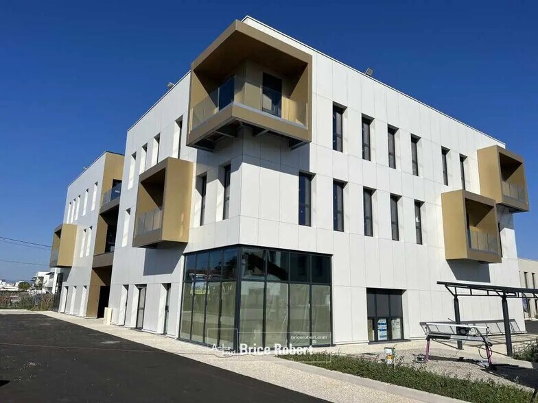 Local d'activités dans Décines-Charpieu à vendre - Photo de l’immeuble – Image 3 sur 5