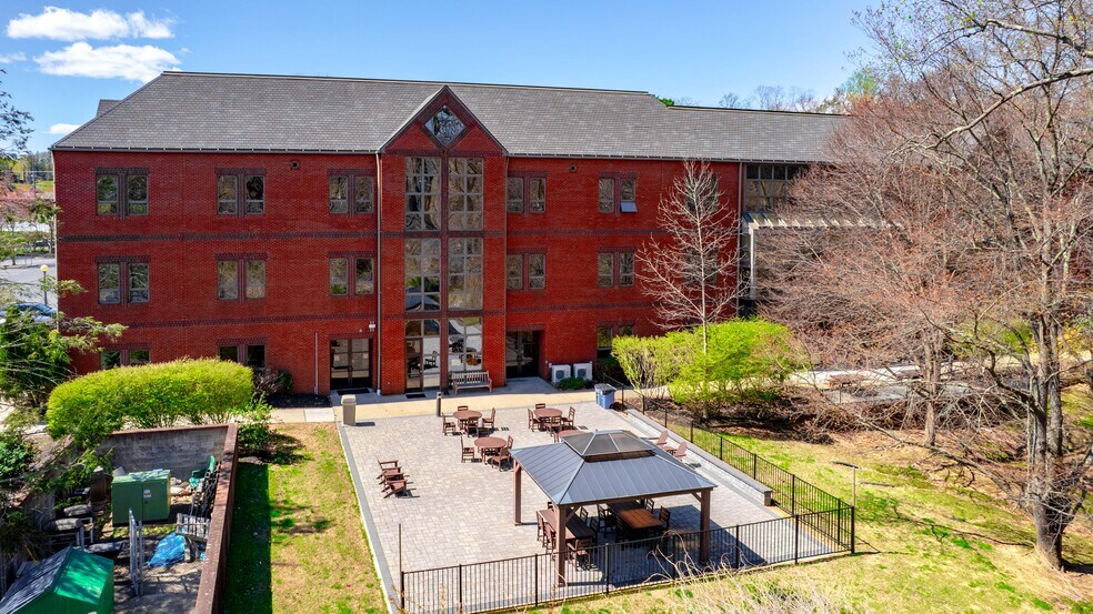 11 Tindall Rd, Middletown, NJ à vendre - Photo de l’immeuble – Image 3 sur 15