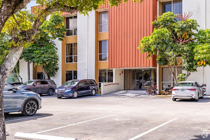 540 NW 165th St, Miami, FL à louer - Photo de l’immeuble – Image 3 sur 15