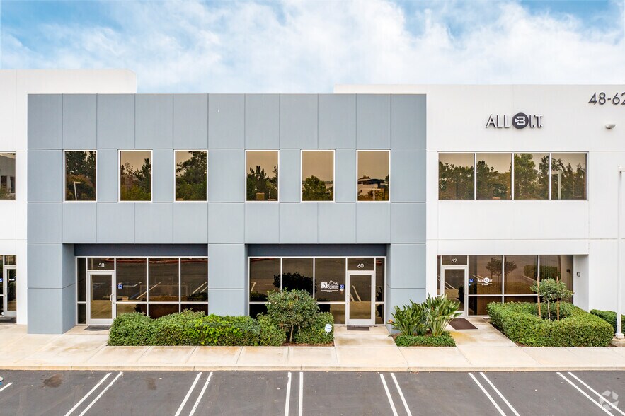 48-62 Maxwell, Irvine, CA à louer - Photo de l’immeuble – Image 3 sur 5