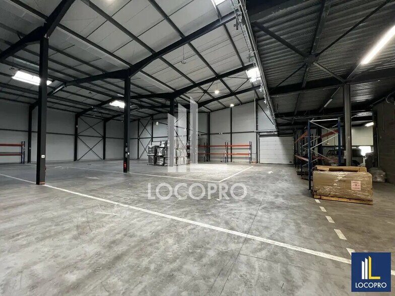 Local d’activités dans Entraigues-sur-la-Sorgue à louer - Photo de l’immeuble – Image 1 sur 14