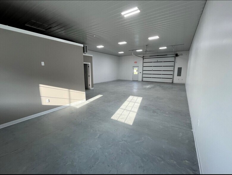 3139 N Westbury Village Dr Warehouses portefeuille de 4 biens à vendre sur LoopNet.fr - Photo de l’immeuble – Image 3 sur 6