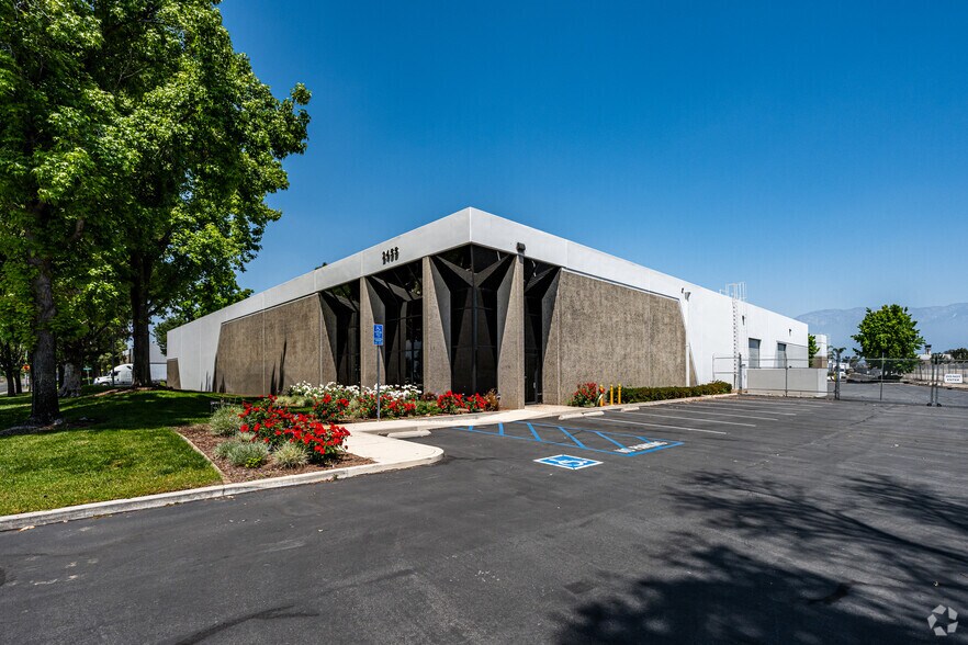 2455 E Francis St, Ontario, CA à vendre - Photo de l’immeuble – Image 2 sur 7