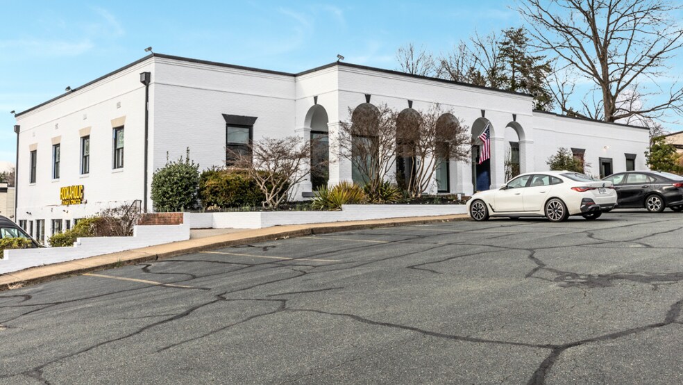 490 Westfield Rd, Charlottesville, VA à louer - Photo de l’immeuble – Image 1 sur 34