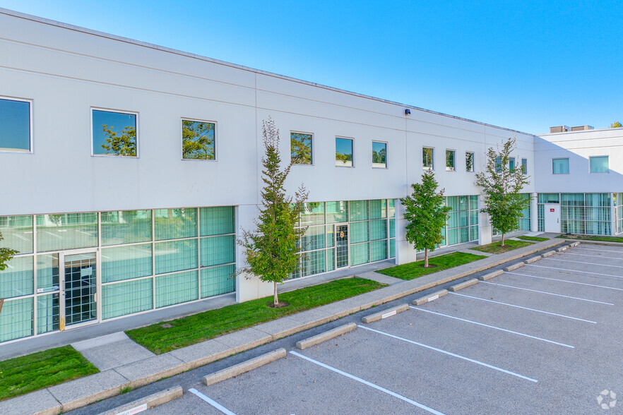 3751 N Fraser Way, Burnaby, BC à louer - Photo de l’immeuble – Image 3 sur 4