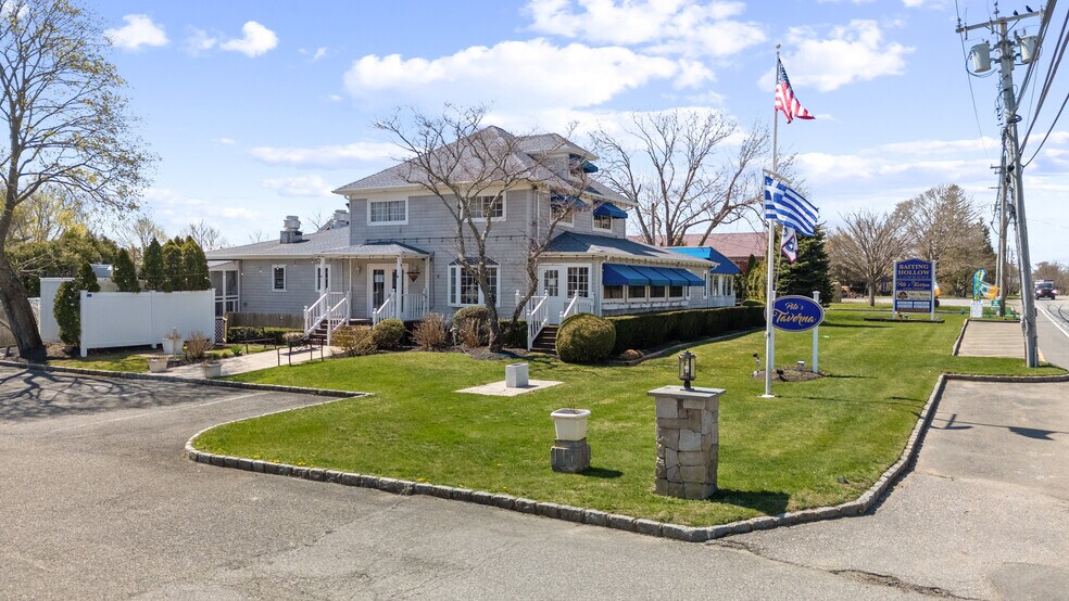3225 Sound Ave, Riverhead, NY à vendre - Photo de l’immeuble – Image 2 sur 62
