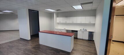 180 N Riverview Dr, Anaheim, CA à louer Photo intérieure– Image 2 sur 4