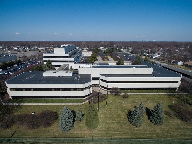 21001 Van Born Rd, Taylor, MI à louer - Photo de l’immeuble – Image 1 sur 13