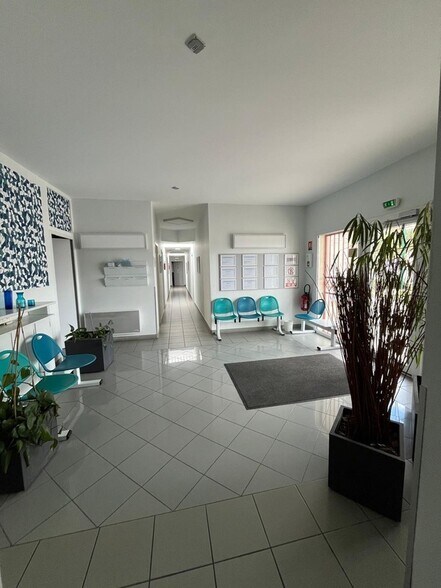 Local d'activités dans Poulx à vendre - Photo de l’immeuble – Image 1 sur 5