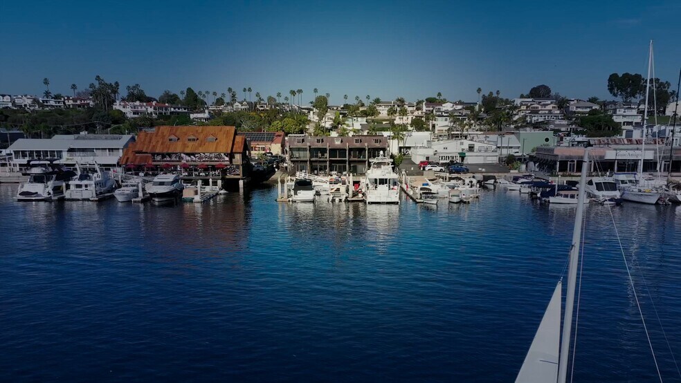 2711-2729 W Coast Hwy, Newport Beach, CA à louer - Vidéo sur l’annonce professionnelle – Image 2 sur 6