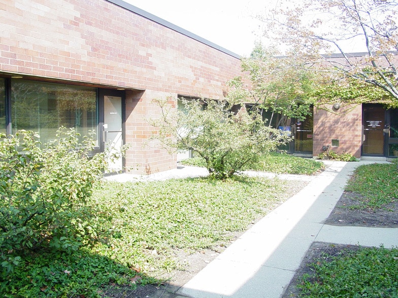 666 Dundee Rd, Northbrook, IL à vendre - Photo de l’immeuble – Image 3 sur 5