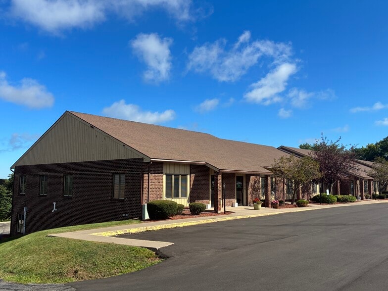 1716 E Ridge Rd, Rochester, NY à vendre - Photo principale – Image 1 sur 7