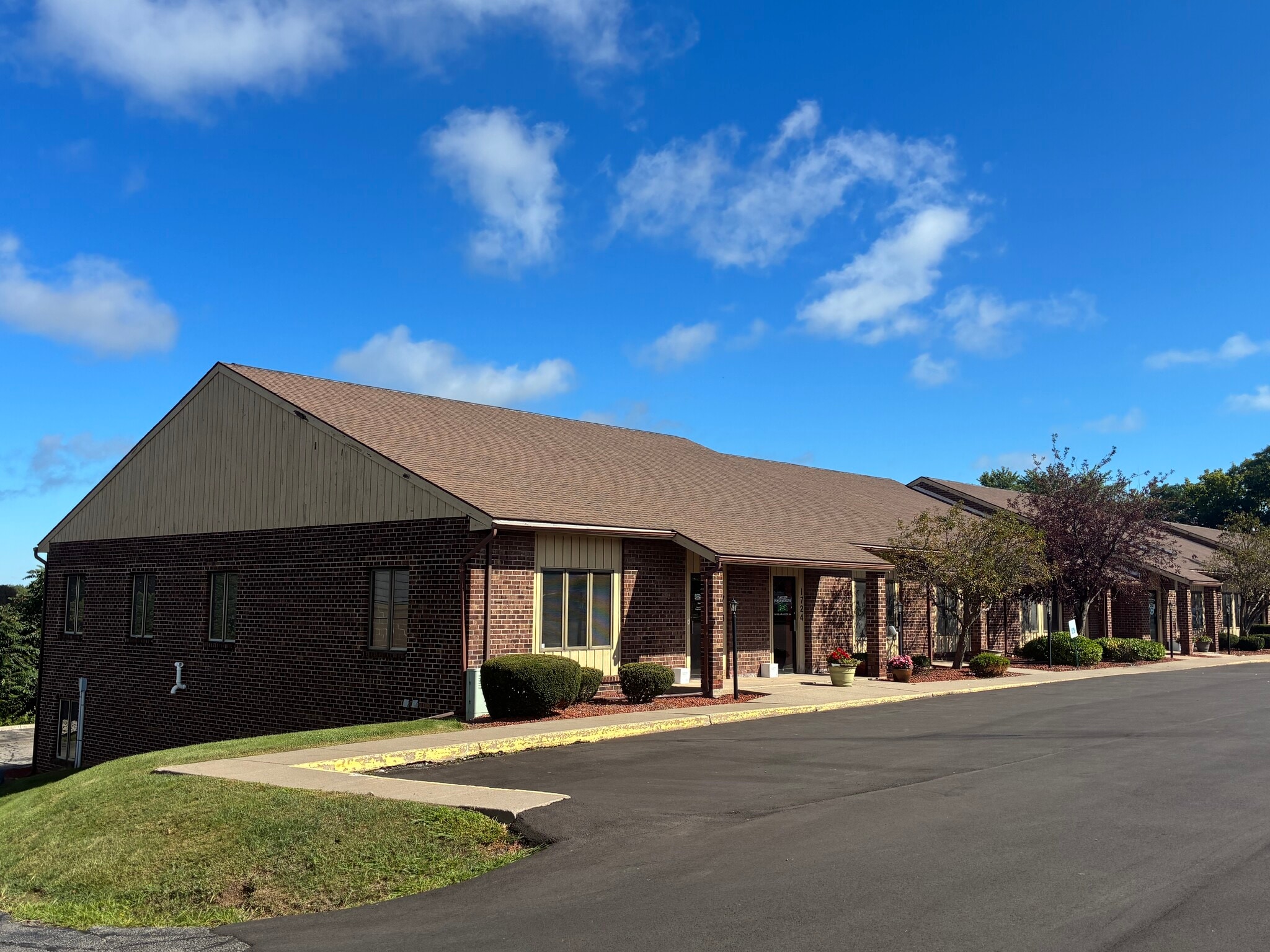 1716 E Ridge Rd, Rochester, NY à vendre Photo principale– Image 1 sur 8
